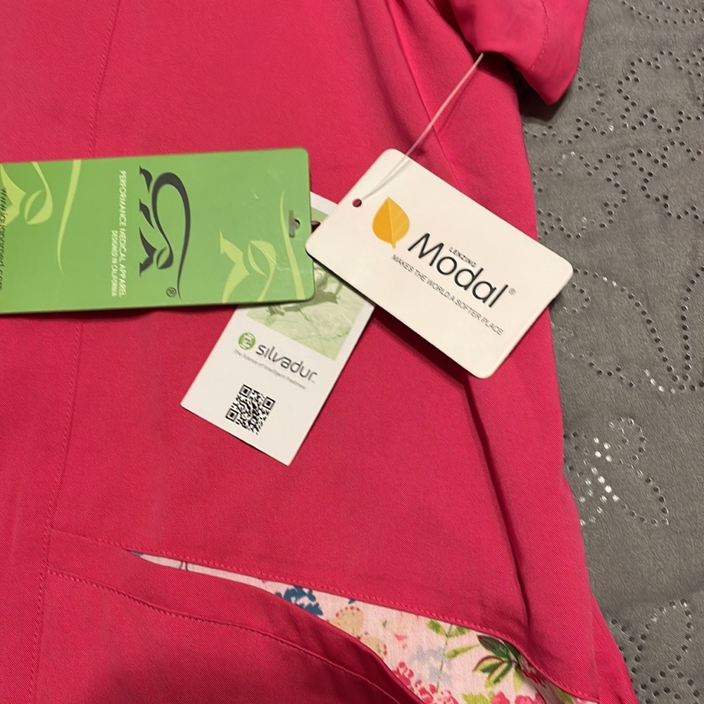 Women’s hot pink scrub top Iguana Flex Performance medical apparel - Picture 3 of 3